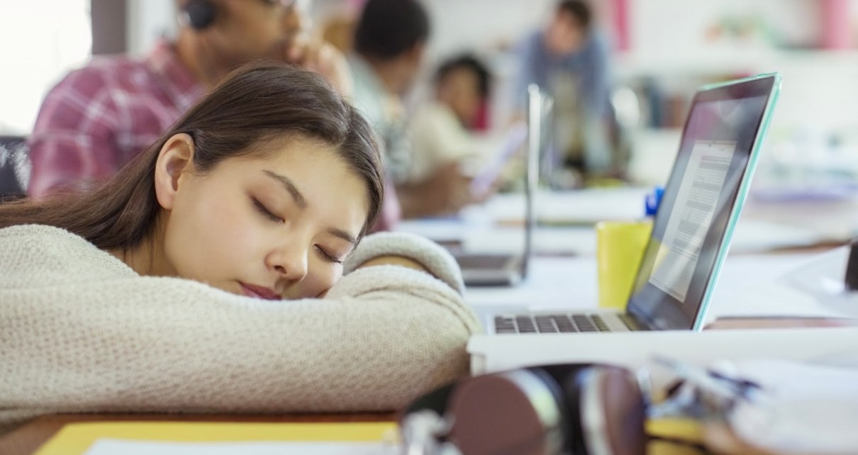 Atur Pola Tidur Agar Tidak Mengantuk Saat Belajar