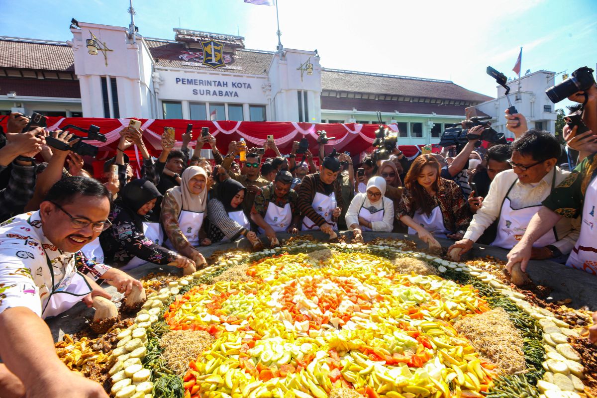 Festival Rujak Uleg 2025 Meriahkan Kota Surabaya