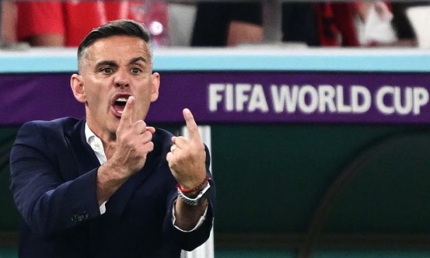 John Herdman Mengalami Gangguan Kesehatan Akibat Cuaca Ekstrem
