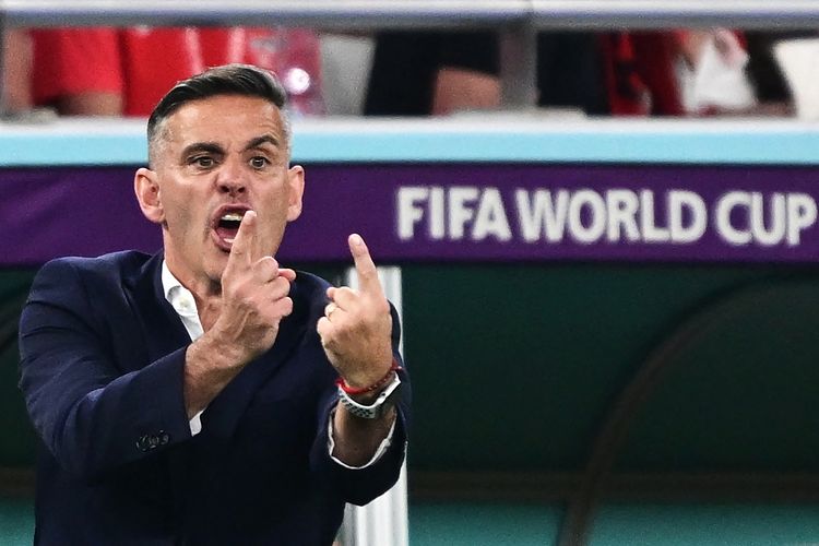 John Herdman Mengalami Gangguan Kesehatan Akibat Cuaca Ekstrem