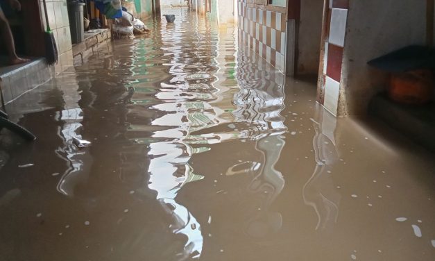 Update Banjir Jakarta: Belasan RT Tergenang, Akses Lumpuh