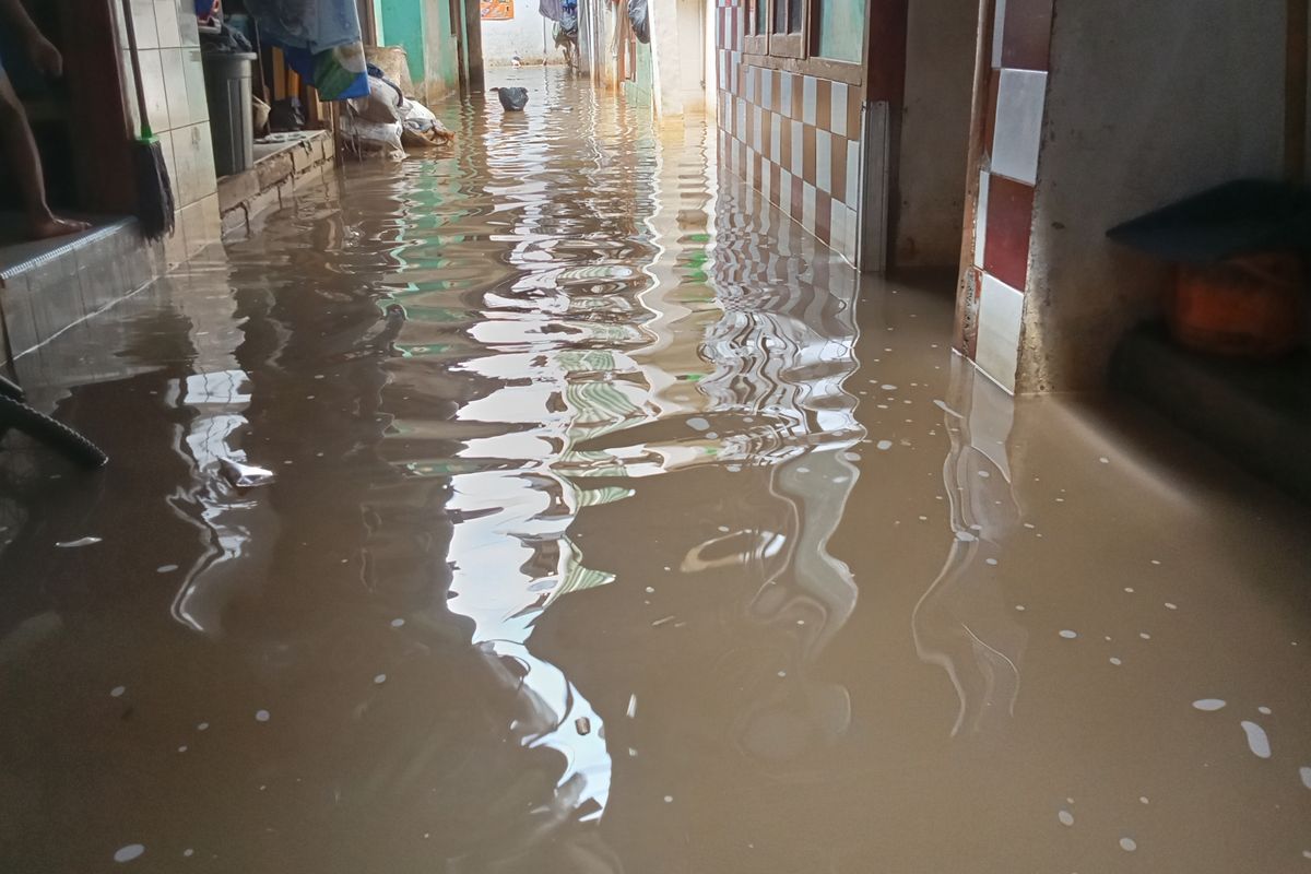 Update Banjir Jakarta: Belasan RT Tergenang, Akses Lumpuh