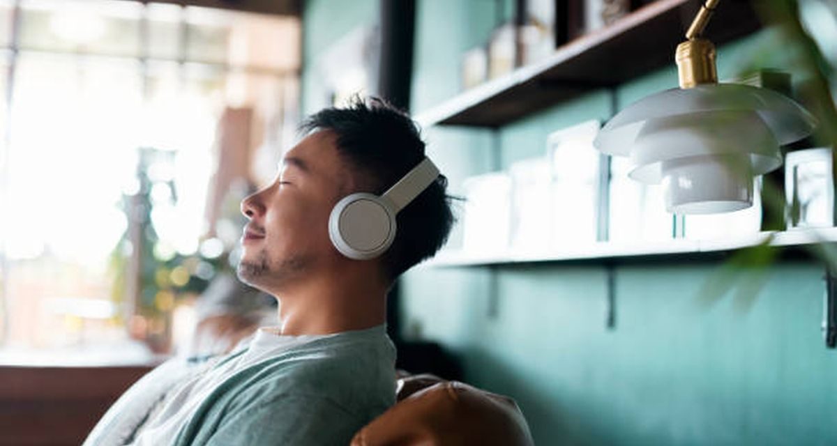 3 Manfaat Baik Mendengarkan Musik Saat Sedang Stres