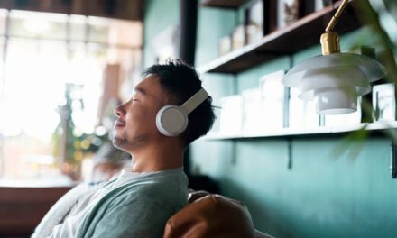 3 Manfaat Baik Mendengarkan Musik Saat Sedang Stres