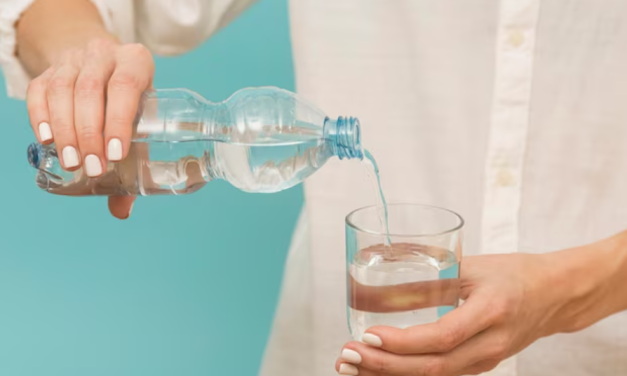 Lagi Mumet Banget? Coba Minum Air Putih Dulu, Deh!