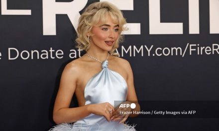 Sabrina Carpenter: Glamor Maksimal Di Grammy!