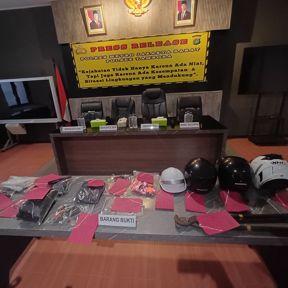 Nyamar Jadi Petugas, Maling Kabel Di Tambora Di Ciduk